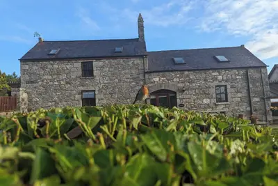 Image de 6 granite cottages in a courtyard set in 5 acres of gardens in rural Ireland