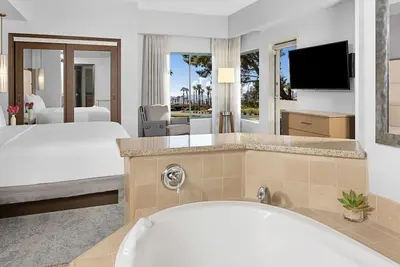 Image de 1 Bdrm Mstr- Tennis Tournament - Both Weeks Available - Incentives available.