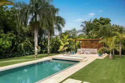 Image de Massive Pool, Sleeps 10, Short beach distance