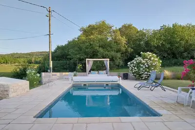 Logement confortable, au calme de la campagne provençale, avec piscine et spa.