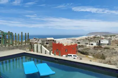 Image de Mesmerizing Views of Ocean and Mountains 2 minute walk to the beach!