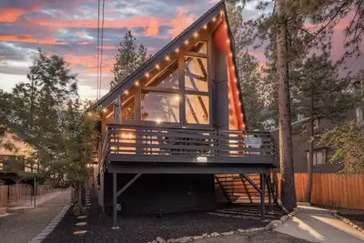 Image de One of a Kind 3 Bedroom 2 Bath A-Frame with Amazing Mountain & Golf Course Views
