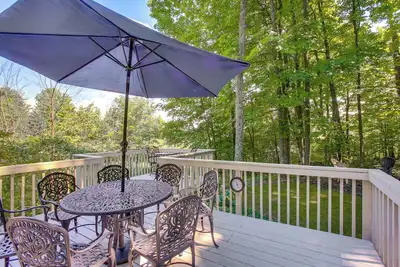 Image de Manor Green: Cedar Home w\/ Fire Pit, 3 Mi to Lake!