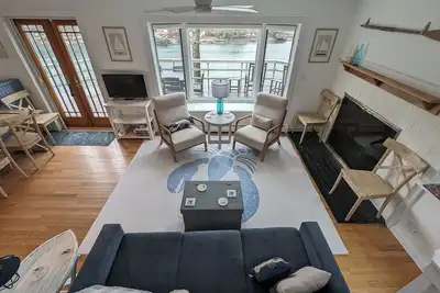 Blue Lobster! 2-bedroom house with Heat, Ac, Deck and Seasonal Dock in Harpswell