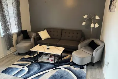 Image de Newly Remodeled 3 Bedroom Home. Near Universities, Furn. Market, and Coliseum.
