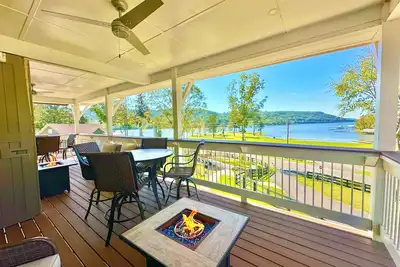 Image de Lakefront Double Studio-Lake, Pool, Splash Pad, hot tub, fire pit, kayaks, etc!