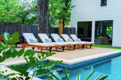 Image de East Austin Hideout with a pool