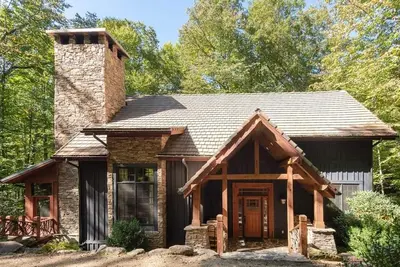 Image de Fairy tale home among the trees with a hot tub, multiple decks & fireplaces