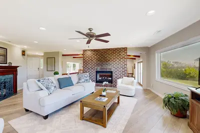 Image de Secluded Oasis with Expansive Outdoor Spaces, Bay Views, and Modern Amenities