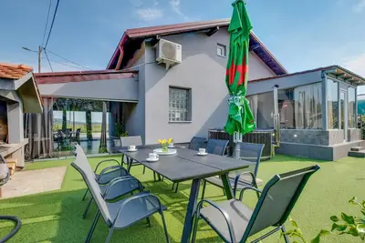 Image de Superbe maison à Ladvenjak avec sauna