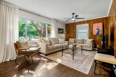 Image de Downtown Overland Park Escape | Prime Location!