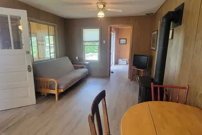 Image de Secluded lakeside cabin, rustic charm, sleeps 6, 700' lakeshore, 10 acres