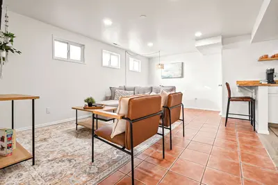 Image de The Recharge-2 bedroom unit with in-unit washer & dryer, large Tv, & kitchenette