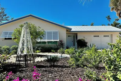 Image de Lion's Paw has it all! Dock, Pool, Walk to Lighthouse Beach, Restaurants &. . .