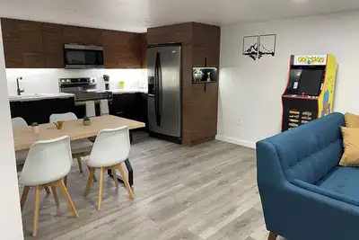 Image de Luxury basement, escape comfort family friendly & pet friendly w arcade pac-man