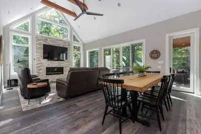 Image de The Creeks of Serendipity | Luxury Pet-Friendly Home 10 Minutes from Black Mtn!