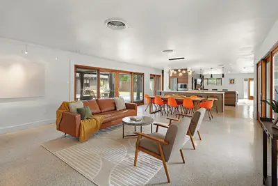 Image de 5 bedroom Luxe Home w\/ Basketball Court