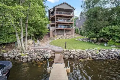 Image de \"Lake Front Vista\" 9 Bdrm, 4. 5 Bath, Dock, Hot Tub, Pool Table, Shuffleboard, Fire Pit, Gas Grill