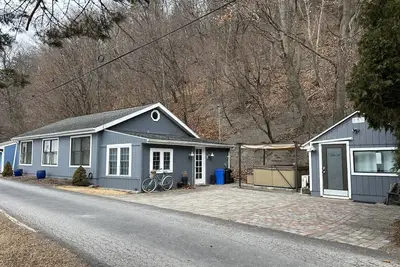 Image de Sunset Retreat Cayuga Cottage w/ hot tub - Cayuga Lake- Panoramic views & Yard. Pet Friendly!