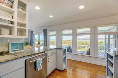 Image de Waterfront Home w/ Screened Porch & Sunsets