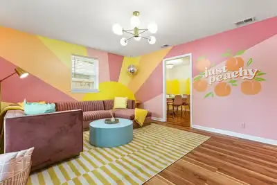 Image de New! Between Savannah/Tybee w/ Pool, Patio, Murals, Fire Pit, & more!