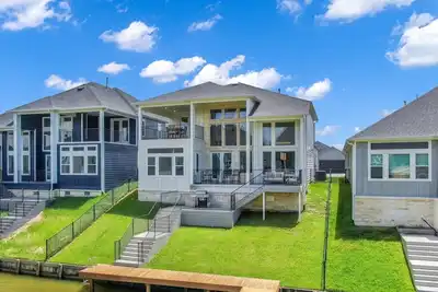 Image de Luxury Lake Conroe Retreat: 5 Bedrooms, Private Dock, Balconies & Stunning Canal Views!