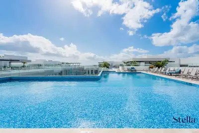 Image de Stylish Condo, Rooftop Pools, Gym, Steps to 5th Ave