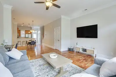 Image de Greensboro Townhome w/ Fire Pit < 1 Mi to Downtown