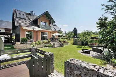 Image de Appartement Arzgebirg avec bain à remous, terrasse privée, cabane dans les arbres pour enfants