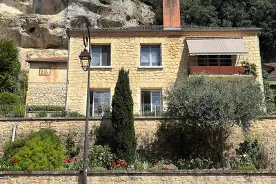 Image de Appartement rez-de-jardin refait à neuf, cuisine équipée, douche italienne