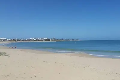 Image de Ormsby Terrace. Leave car in drive. Beach across the road. Walk to Marina / Town