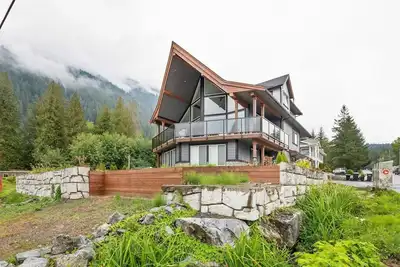 Image de Steps From The Lake With Water & Mountain Views