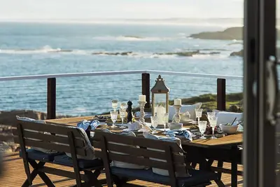 Image de Oceans Edge Retreat - Expansive Oceanfront Vista Steps To The Beach