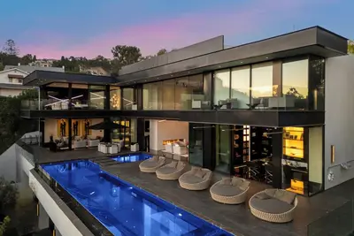 Image de London Dream: Glamorous Sunset Strip Modern Compound with Theater, Pool & Spa