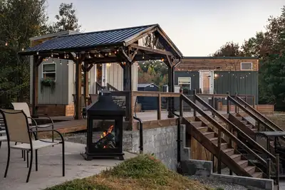 Image de Secluded Mountain Getaway - 2 Cozy Tiny Homes with Spectacular views