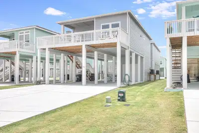 Image de Ocean Breeze offers a boat washing station, waterviews, and swimming pool!