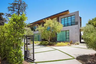 Image de Modern Marvel - Modern Masterpiece with Pool & Theater