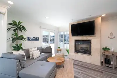 Image de Lower unit in the heart of Newport Beach Peninsula
