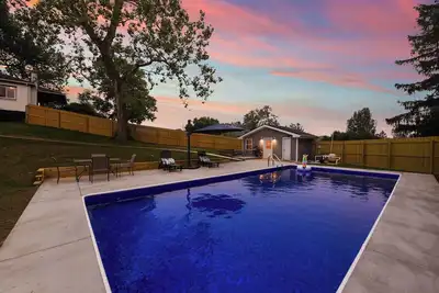 Image de Pit Staycation Retreat with Pool House!