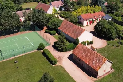 Gîte authentique avec spa, tennis et jardin paysager – Draps et ménage inclus, calme campagnard.