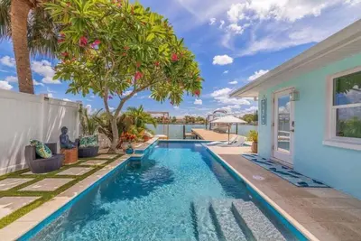 Image de Dolphin Bay Waterfront Pool Home Sleeps 9 in Irb