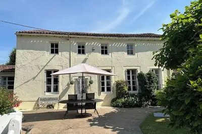 Image de Charming, Traditional Country Farmhouse with swimming pool, 26 miles Puy Du Fou