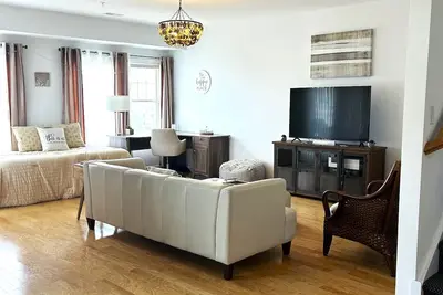 Image de Luxurious 2 bedroom, 2 Bath Multi Level Condo with Roof Top Terrace