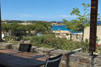 Image de Petite villa au calme à 100 mètres de la mer. Terrasse et jardin vue mer.