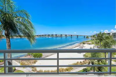 Image de Beautiful beach condo overlooking the Boca Ciega Bay. Enjoy amazing sunsets.