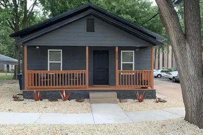 Image de Rustic Roost - Cozy Cottage near downtown El Dorado, Ks