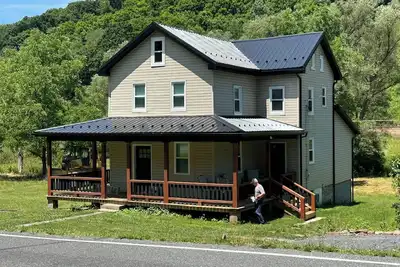 Image de New! 3-bed farmhouse in Duncansville w Ac, WiFi. Close to Blue Knob Ski Resort