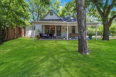 Image de Charming 1950's Cottage Steps from the Lake