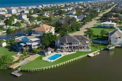 Image de A World Away- 6 bedrooms, Bayfront, Pool, Hot Tub, Dock