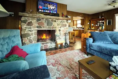 Image de Charming Lakeside Cabin on Bear Island Lake W/Dock, WiFi, Firepit & Much More!